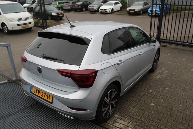 Volkswagen POLO 1.0 TSI R-Line Automaat/Navigatie/Virtual cockpit/Adaptive cruise control/Achteruitrijcamera/Parkeersensoren rondom/Apple carplay/Stoelverwarming/LED grill/IQ.light/Climate control/Draadloze telefoonlader/DAB/17''Lichtmetalen velgen.