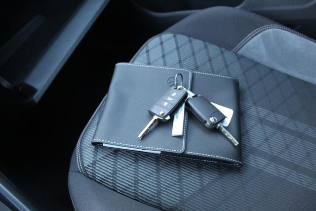 Volkswagen POLO 1.0 TSI R-Line Automaat/Navigatie/Virtual cockpit/Adaptive cruise control/Spraakbediening/Achteruitrijcamera/Parkeersensoren rondom/Apple carplay/Stoelverwarming/LED grill/IQ.light/Climate control/Draadloze telefoonlader/DAB/17''Lichtmetalen velgen.