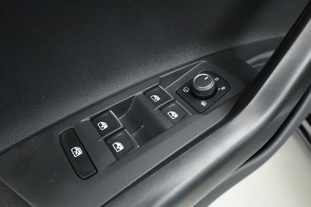 Volkswagen POLO 1.0 TSI R-Line DSG | IQ. Light | Adapt. Cruise | Camera | Apple CarPlay | Navi | Stoelverw. | PDC