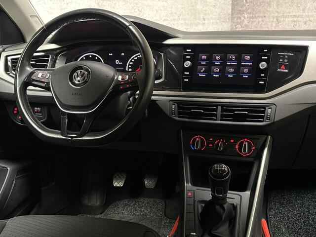 Volkswagen POLO 1.0 Sportline (APPLE CARPLAY, GETINT GLAS, CRUISE, SPORTSTOELEN, ARMSTEUN, NIEUWE APK, NIEUWSTAAT)
