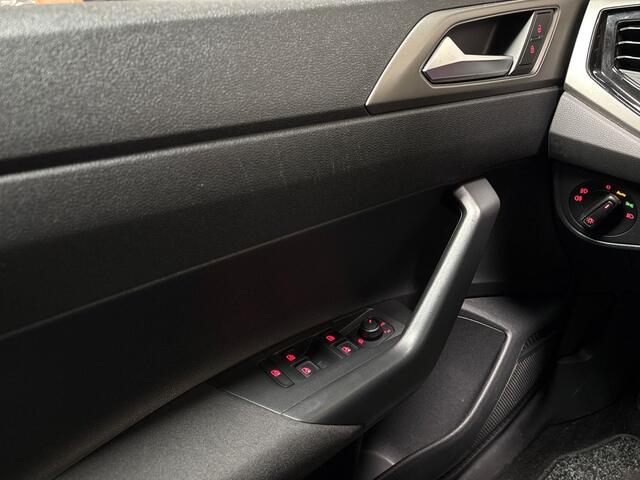 Volkswagen POLO 1.0 Sportline (APPLE CARPLAY, GETINT GLAS, CRUISE, SPORTSTOELEN, ARMSTEUN, NIEUWE APK, NIEUWSTAAT)