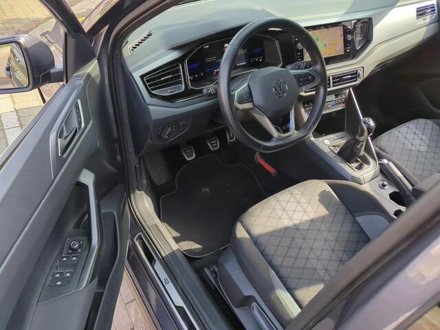 Volkswagen POLO 1.0 TSI R-Line / Navigatie / Camera / Parkeersensoren V+A / Climate controle / Stoelverwarming /