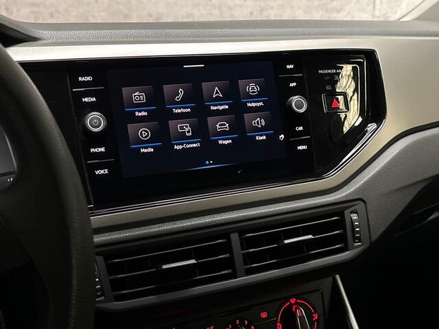 Volkswagen POLO 1.0 TSI Sportline Automaat (APPLE CARPLAY, GROOT NAVI, ADAPTIVE CRUISE, LM VELGEN, SPORTSTOELEN, PARKEERSENSOREN, ARMSTEUN, NIEUWSTAAT)