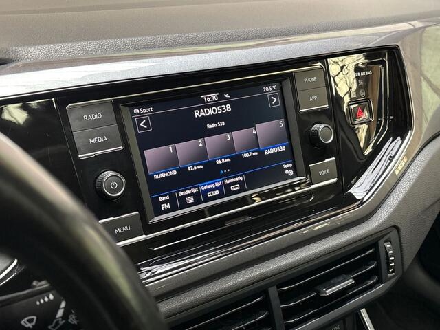 Volkswagen POLO 1.0 TSI Sportline Automaat (SCHUIFDAK, APPLE CARPLAY, KEYLESS, CLIMATE, MODE KNOP, SPORTSTOELEN, ADAPTIVE CRUISE, LM VELGEN, GETINT GLAS, NIEUWSTAAT)
