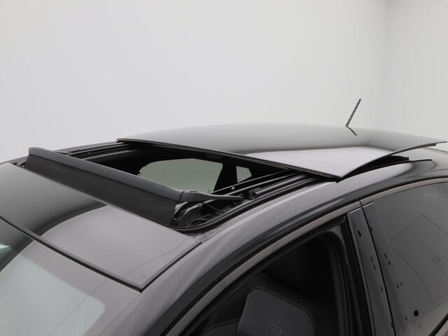 Volkswagen POLO 1.0 TSi Automaat R-Line | Panoramadak | Stoelverwarming | Camera | Adaptive Cruise | 17 Inch | 15.607 Km !!