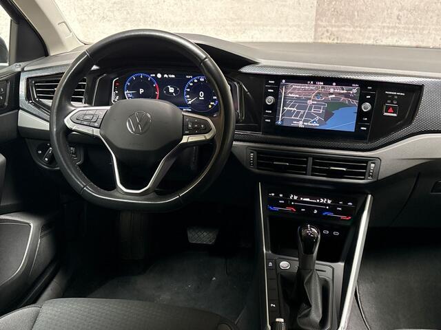 Volkswagen POLO 1.0 TSI Sportline Automaat (VIRTUAL COCKPIT, APPLE CARPLAY, KEYLESS, GROOT NAVI, CLIMATE, SPORTSTOELEN, LM VELGEN, CAMERA, GETINT GLAS, NIEUWSTAAT)