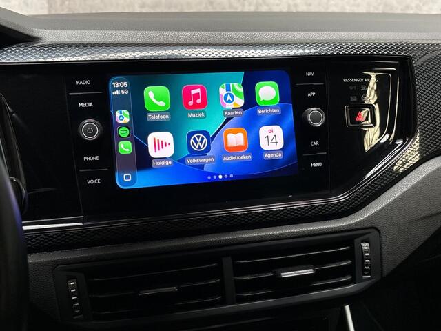 Volkswagen POLO 1.0 TSI Sportline Automaat (VIRTUAL COCKPIT, APPLE CARPLAY, KEYLESS, GROOT NAVI, CLIMATE, SPORTSTOELEN, LM VELGEN, CAMERA, GETINT GLAS, NIEUWSTAAT)