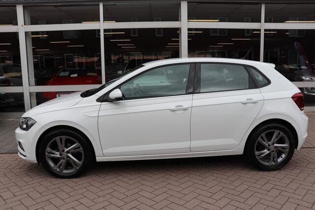 Volkswagen POLO 1.0 TSI Highline automaat. Trekhaak, navigatie.