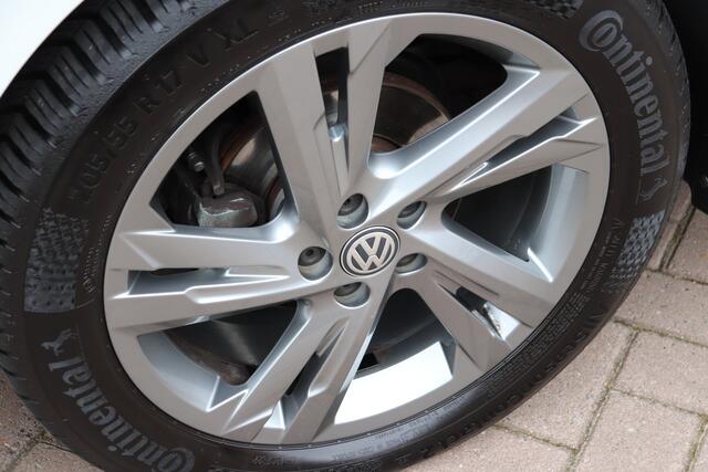 Volkswagen POLO 1.0 TSI Highline automaat. Trekhaak, navigatie.