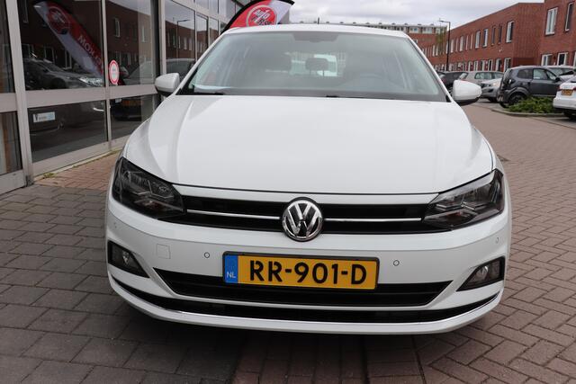 Volkswagen POLO 1.0 TSI Highline automaat. Trekhaak, navigatie.