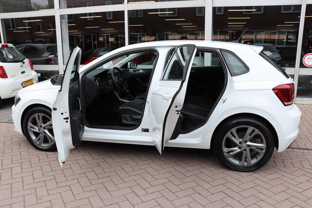 Volkswagen POLO 1.0 TSI Highline automaat. Trekhaak, navigatie.