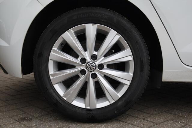 Volkswagen POLO 1.0 TSI Highline 95PK / 70kW, Door ons geleverd en onderhouden, 4 seizoenenbanden, parkeersensoren voor en achter (pdc), style interieur met zwarte dakhemel, 16" LMV, navigatie, adaptieve cruise control (acc), Apple Carplay & Android Auto, half lederen be