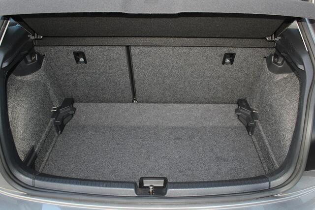 Volkswagen POLO 1.0-95pk TSI Comfortline. Mooie 5drs. VW Polo voor nog jaren rijplezier ! Airco, adaptieve cruise cntrl, navigatie, bluetooth tel. voorb., Apple Carplay/Android auto, LM wielen, 4x USB uitg., metallic lak, camera etc.