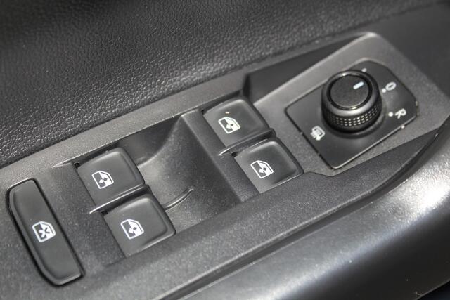 Volkswagen POLO 1.0-95pk TSI Comfortline. Mooie 5drs. VW Polo voor nog jaren rijplezier ! Airco, adaptieve cruise cntrl, navigatie, bluetooth tel. voorb., Apple Carplay/Android auto, LM wielen, 4x USB uitg., metallic lak, camera etc.