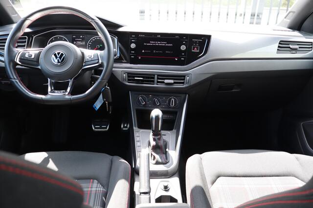Volkswagen POLO 2.0 TSI GTI Stoelverwarming/Apple carplay/Parkeersensoren/DAB Radio/18 inch licht metaal/Airco