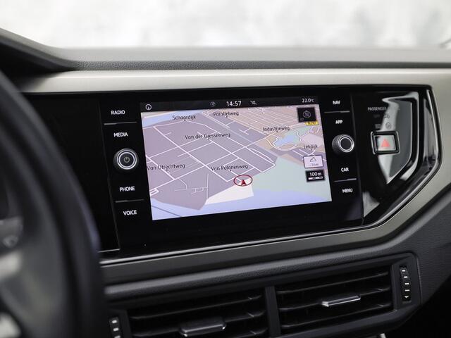 Volkswagen POLO 1.0 TSI Sportline Automaat (APPLE CARPLAY, GROOT NAVI, GETINT GLAS, ADAPTIVE CRUISE, SPORTSTOELEN, PARKEERSENSOREN, NIEUWE APK, NIEUWSTAAT)