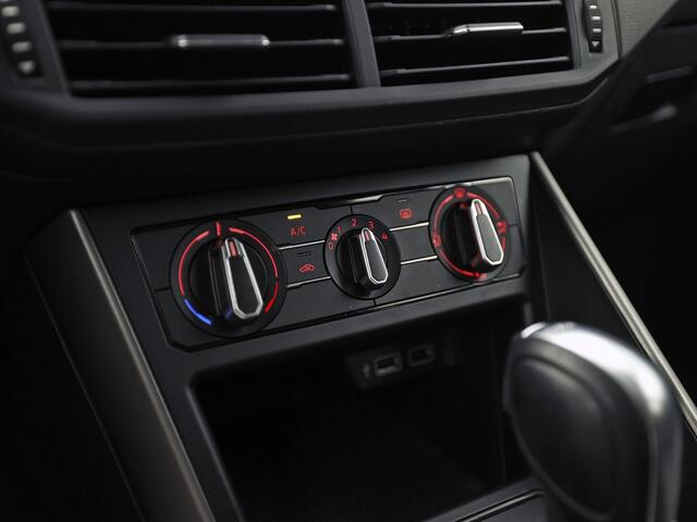 Volkswagen POLO 1.0 TSI Sportline Automaat (APPLE CARPLAY, GROOT NAVI, GETINT GLAS, ADAPTIVE CRUISE, SPORTSTOELEN, PARKEERSENSOREN, NIEUWE APK, NIEUWSTAAT)