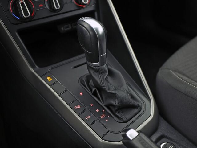 Volkswagen POLO 1.0 TSI Sportline Automaat (APPLE CARPLAY, GROOT NAVI, GETINT GLAS, ADAPTIVE CRUISE, SPORTSTOELEN, PARKEERSENSOREN, NIEUWE APK, NIEUWSTAAT)