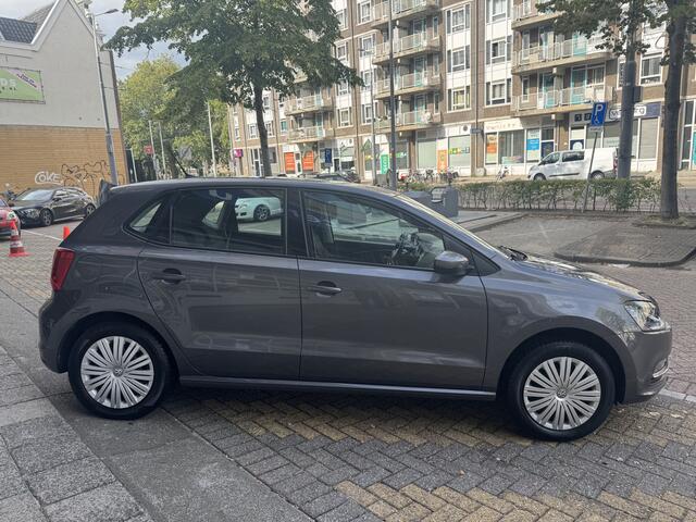 Volkswagen POLO 1.2 TSI Comfortline 61097KM! NAP | 1e Eigenaar | Apple Carplay | Navigatie | Cruise Control | Parkeersensoren Voor + Achter | Dealeronderhouden |