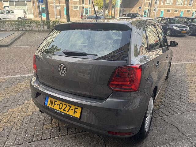 Volkswagen POLO 1.2 TSI Comfortline 61097KM! NAP | 1e Eigenaar | Apple Carplay | Navigatie | Cruise Control | Parkeersensoren Voor + Achter | Dealeronderhouden |