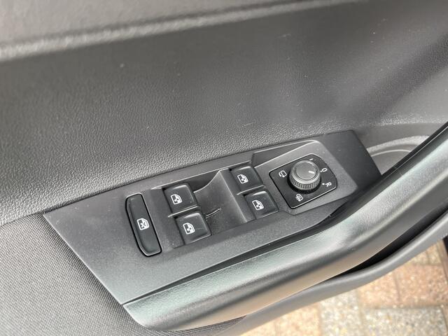Volkswagen POLO 1.0 TSI Life / ADAPTIVE CRUISE/ APP-CONNECT/ PARKEER SENSOREN V+A/ DIGITAL DASH/ GETINT GLAS/ DAB/ CLIMA/ 15'' LMV