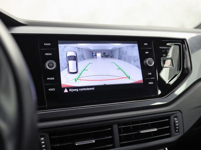 Volkswagen POLO 1.0 TSI Sport Automaat (VIRTUAL COCKPIT, ZWART HEMEL, GROOT NAVI, TREKHAAK, LEDER, SPORTSTOELEN, GETINT GLAS, LM VELGEN, ADAPTIVE CRUISE, NIEUWSTAAT)