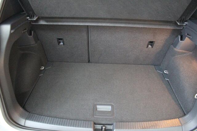 Volkswagen T-Cross 1.0 TSI R-Line DSG Navigatie | 18" Nevada Velgen | Camera Rear View | Side Assist | Digitale Cockpit Pro
