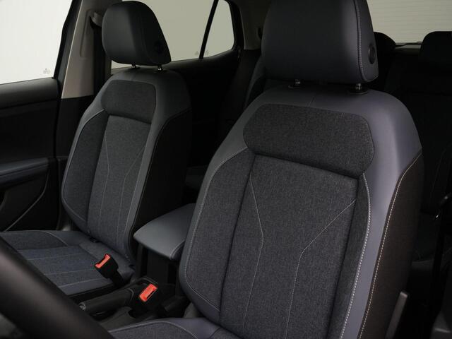Volkswagen T-Cross Style 1.0 TSI 85 kW / 116 pk DSG | IQ Light | Navigatie | Stoelverwarming | Parkeersensoren voor/achter | Digital Cockpit Pro | 17 inch