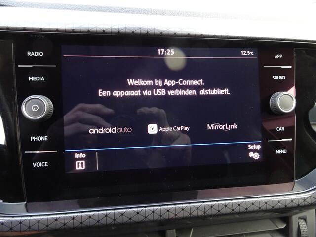 Volkswagen T-Cross 1.0 TSI Style Automatische airco, app connect, achteruitrijcamera, parkeersensoren, afneembare trekhaak, led koplampen, licht metalen velgen 17 inch, stoel verwarming, enz.