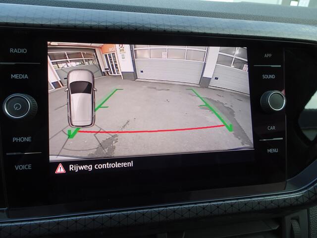 Volkswagen T-Cross 1.0 TSI Style Automatische airco, app connect, achteruitrijcamera, parkeersensoren, afneembare trekhaak, led koplampen, licht metalen velgen 17 inch, stoel verwarming, enz.