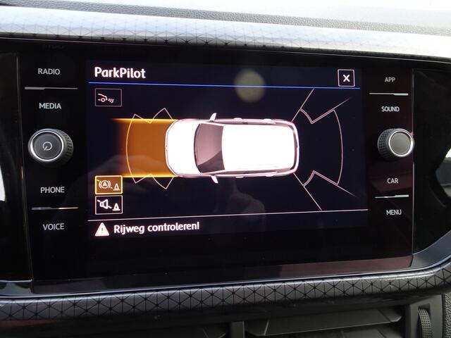 Volkswagen T-Cross 1.0 TSI Style Automatische airco, app connect, achteruitrijcamera, parkeersensoren, afneembare trekhaak, led koplampen, licht metalen velgen 17 inch, stoel verwarming, enz.