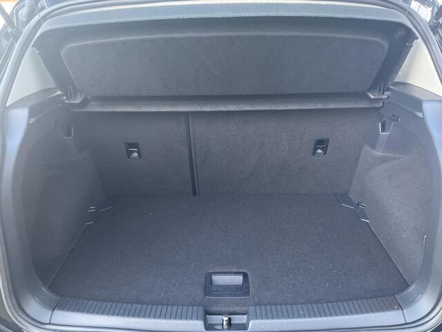 Volkswagen T-Cross 1.0 TSI Life Trekhaak Carplay Adap.Cruise Hoogzitter NL-Auto 68050KM!