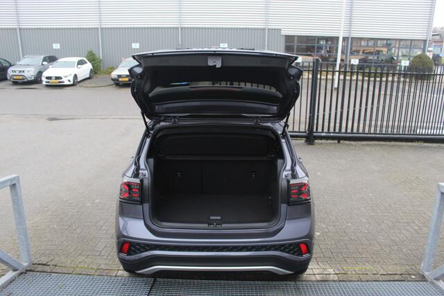Volkswagen T-Cross 1.5 TSI R-Line Automaat/Navigatie/Virtual cockpit/Adaptive cruise control/Achteruitrijcamera/Parkeersensoren rondom/Apple carplay/Stoelverwarming/Climate control/IQ light/DAB/Draadloze telefoonlader.