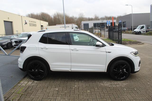 Volkswagen T-Cross 1.0 TSI R-Line binnen & buiten / Digitaal dashboard / Parkeersensoren rondom / Achteruitrijcamera / Adaptive cruise control / Climate control / Navigatie / Apple car play