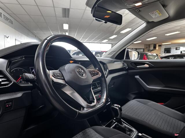 Volkswagen T-Cross 1.0 TSI Life/ AUTOMAAT!/ 17'' LMV/ Adaptive Cruise/ Apple + Android/ Navi/ DAB+/ Dode-Hoek DET./ Clima/ Cruise/ Bluetooth/ Armsteun/ Multi. LEDER. Stuur/ Mistl./ PDC V+A/ Extra getint glas.