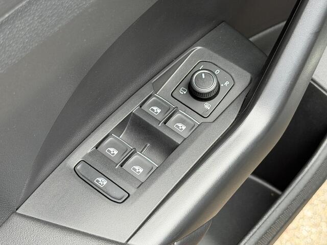 Volkswagen T-Cross 1.5 TSI 150pk DSG R-Line | Camera | Trekhaak | Navi | IQ light | Rijklaar incl. garantie