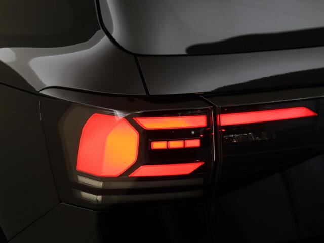 Volkswagen T-Cross 1.0 TSI Life Edition 17" LM velgen | Comfort pakket | Voorstoelen verwarmd | Navigatie | achteruitrijcamera | Apple Carplay/Android Auto |