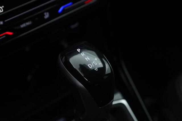 Volkswagen T-Cross 1.0 TSI R-Line DSG | IQ. Light | Apple CarPlay | Camera + PDC | Adapt. Cruise | 18'' | Digi. Cockpit |