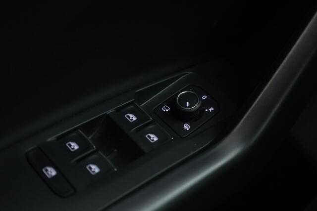 Volkswagen T-Cross 1.0 TSI R-Line DSG | IQ. Light | Apple CarPlay | Camera + PDC | Adapt. Cruise | 18'' | Digi. Cockpit |