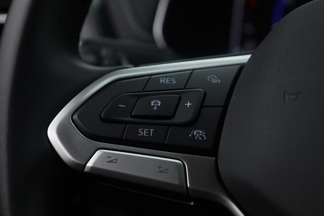 Volkswagen T-Cross 1.0 TSI R-Line DSG | IQ. Light | Apple CarPlay | Camera + PDC | Adapt. Cruise | 18'' | Digi. Cockpit |