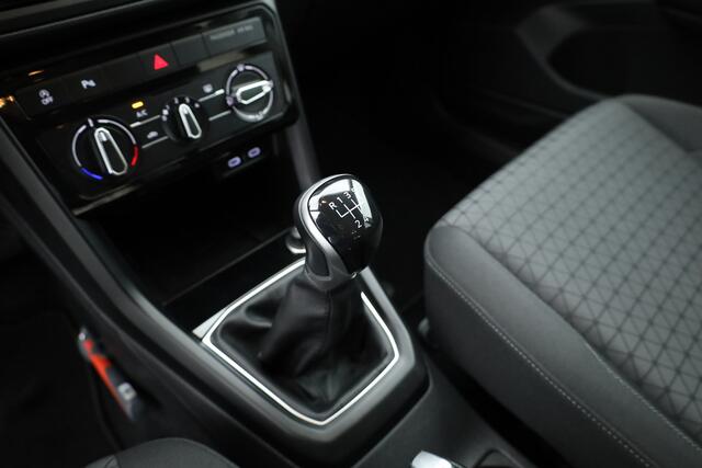 Volkswagen T-Cross 1.0 TSI Life | Adapt. Cruise | Trekhaak | PDC V+A | All Season | Navi | Apple CarPlay & Android Auto