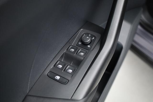 Volkswagen T-Cross 1.0 TSI Life | Adapt. Cruise | Trekhaak | PDC V+A | All Season | Navi | Apple CarPlay & Android Auto
