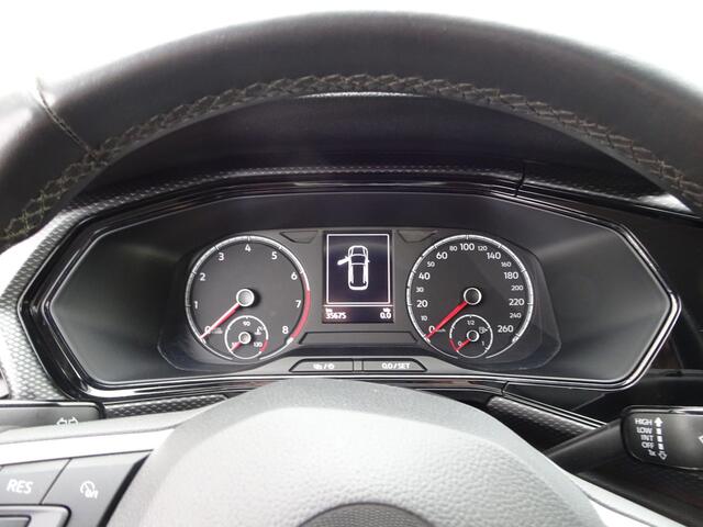 Volkswagen T-Cross 1.0 TSI Life Automatische airco, navigatie, apple carplay-android auto, trekhaak, licht metalen velgen 17 inch, parkeer sensoren voor en achter, enz.