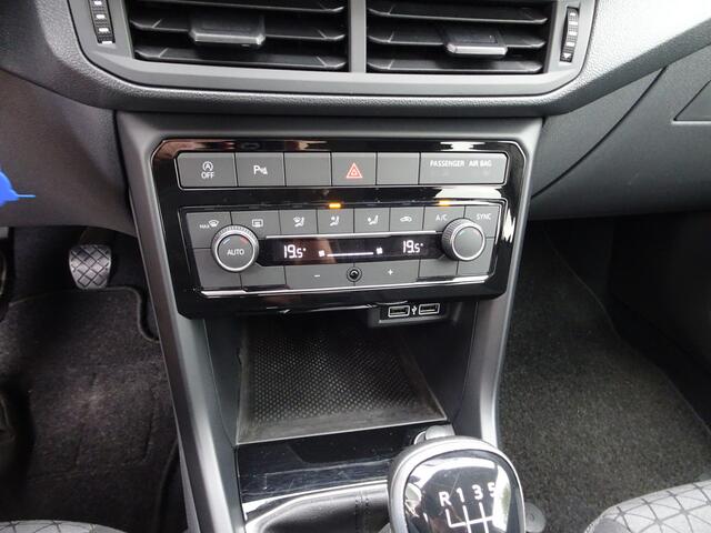 Volkswagen T-Cross 1.0 TSI Life Automatische airco, navigatie, apple carplay-android auto, trekhaak, licht metalen velgen 17 inch, parkeer sensoren voor en achter, enz.