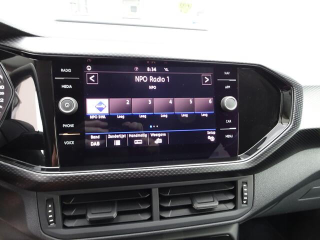 Volkswagen T-Cross 1.0 TSI Life Automatische airco, navigatie, apple carplay-android auto, trekhaak, licht metalen velgen 17 inch, parkeer sensoren voor en achter, enz.