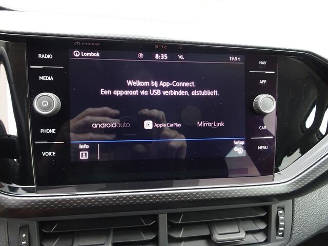Volkswagen T-Cross 1.0 TSI Life Automatische airco, navigatie, apple carplay-android auto, trekhaak, licht metalen velgen 17 inch, parkeer sensoren voor en achter, enz.