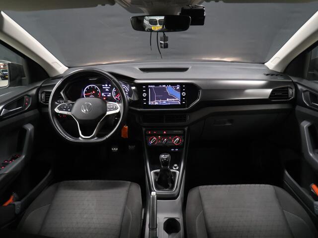Volkswagen T-Cross 1.0 TSI Life [ADAPTIVE CRUISE, APPLE CARPLAY, ANDROID, PDC V+A, RIJSTROOKASSISTENT, DAB, BLUETOOTH, AIRCO, LICHT- EN ZICHTPAKKET, DAKRAILS, LED DAGRIJVERLICHTING, LICHTMETALEN VELGEN 16", NIEUWSTAAT]