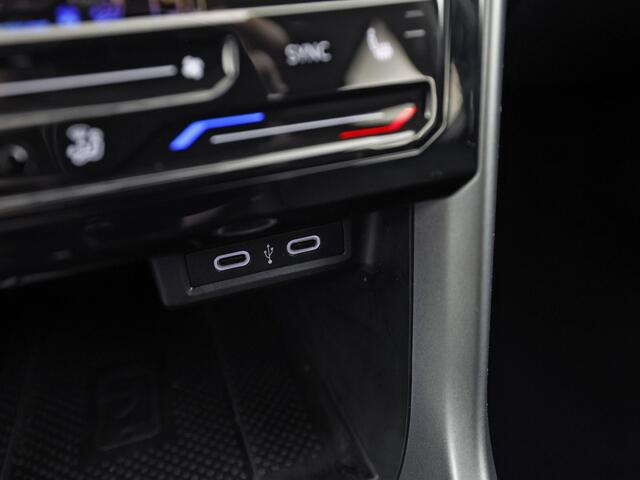 Volkswagen T-Cross 1.0 TSI Life Sport (APPLE CARPLAY, GROOT NAVI, CLIMATE, STOELVERWARMING, SPORTSTOELEN, GETINT GLAS, CRUISE, NIEUWSTAAT)
