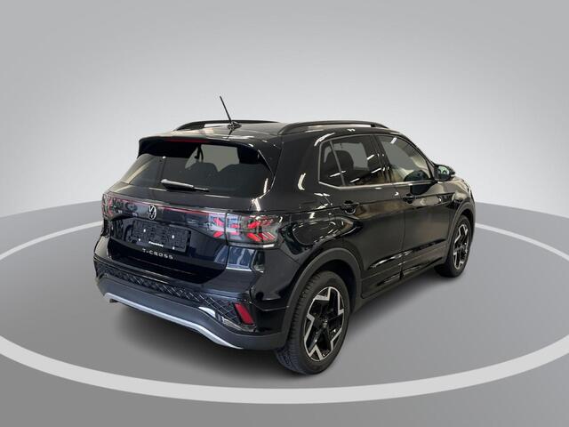 Volkswagen T-Cross 1.5 TSI 150pk DSG R-Line · Trekhaak · Apple/Android Car Play Camera · Navigatie · Stoelverwarming · P-Sensoren · 17'' Inch · Garantie t/m 26-10-2027