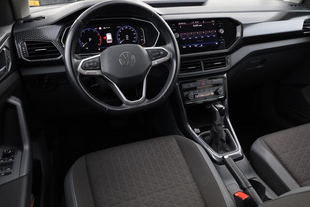 Volkswagen T-Cross 1.0 TSI Style Door ons geleverd en onderhouden, achteruitrijcamera (Rear View), parkeersensoren voor en achter (PDC), navigatie, 2-zone climatronic, adaptieve cruise control (ACC), privacy glas, digital cockpit pro, elektrisch verstel-, verwarm- en inklapbare buitenspiegels, multifunctioneel lederen stuurwiel, grootlichtassistent (Light Assist), dodehoekdetectie (Side Assist), draadloze telefoonlader, keyless go & entry etc.